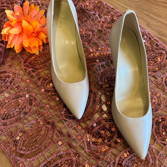 Michael Kors Cream Tan Pumps Size 8 - Picture 3 of 15